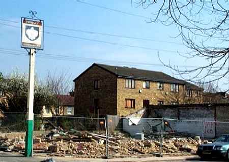 Wakefield Arms, Park Road, Leyton 2003