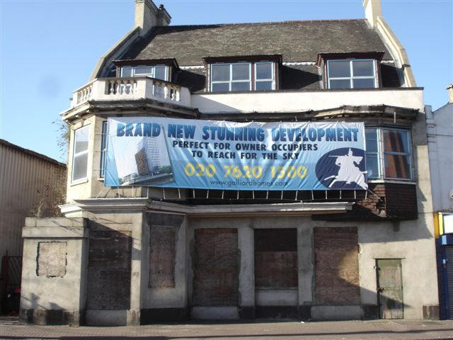Three Crowns,1 Pier Road - in February 2007