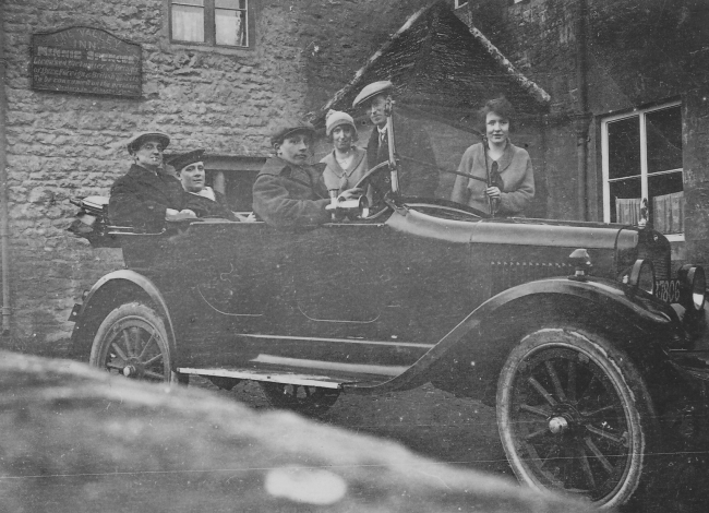 The Valley Inn, Chalford, Stroud - Minnie Spencer and daughters circa 1920