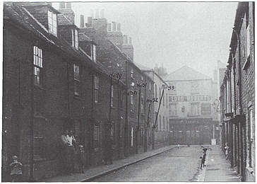 This 1930�s photo is looking down Bell Street towards Canal Walk and the Lord Robert�s at the far end of the street