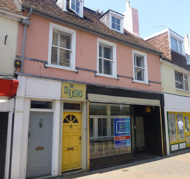 Red Lion Inn, 35 High Street, Cowes - in June 2014