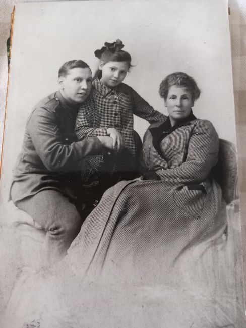 Priscilla Payne, Patricia Payne and David Payne at the Six Bells, Cliffe - circa 1914