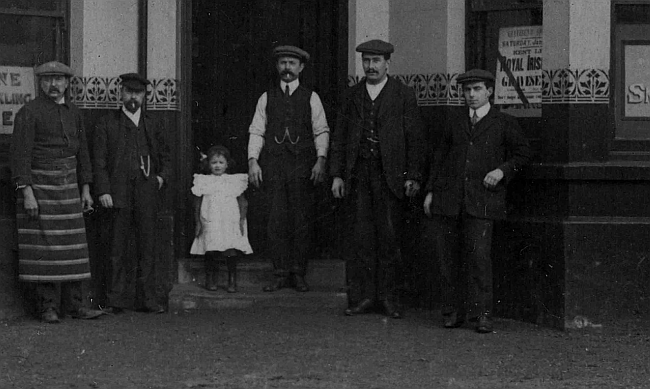 George Robinson was landlord,  with his two sons on the right and young daughter, Dorothy who died aged 9 - in about 1917.