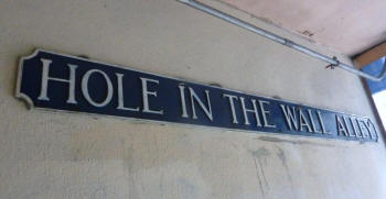 Hole in the Wall (Sign), 80 ½ High Street - in January 2001