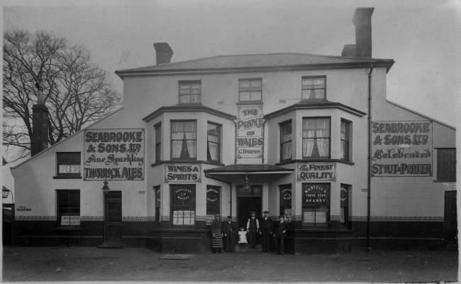 Prince Of Wales, East Milton Road, Gravesend - circa 1917 with landlord George Robinson and family