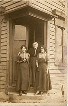 Rose (wife of Henry Rawlinson) and daughters Ethel and Minnie Maud Rose Rawlinson standing on step outside Railway bell pub in Gravesend