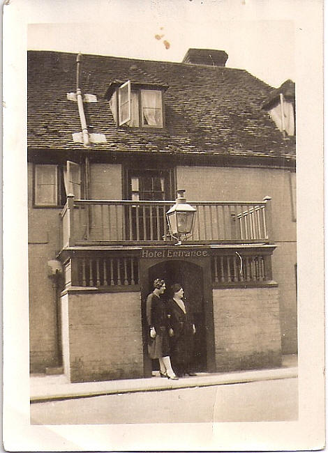 Gun Hotel, Horsemonden - circa 1930s when the Harries ran the Gun