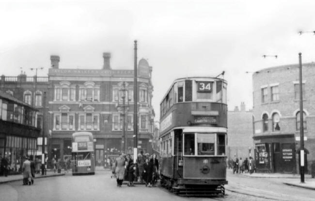 On 30th September 1950, the last day of trams in Battersea and shows the Princes Head, from Battersea Park Road. 