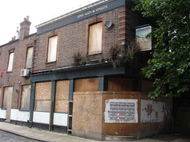 Manor Tavern, 78 Galleywall Road, SE16 - in July 2007