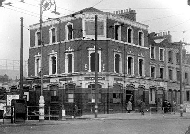 Aberfeldy Tavern, 357 East India Dock road and Aberfeldy street, Bromley - bomb damaged in 1941