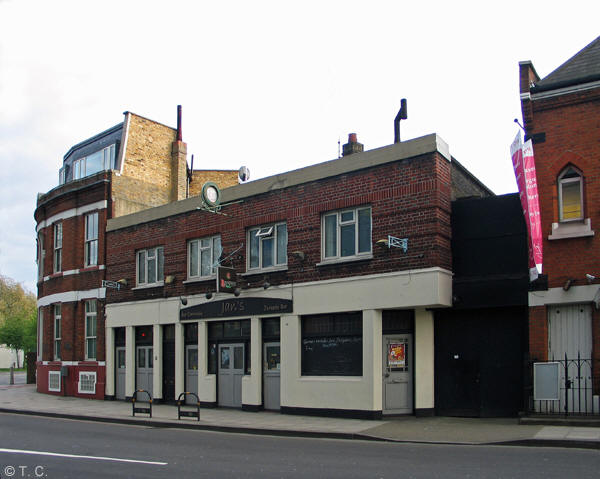 Cricketers, 18 Northwold Road, N16 - in April 2014