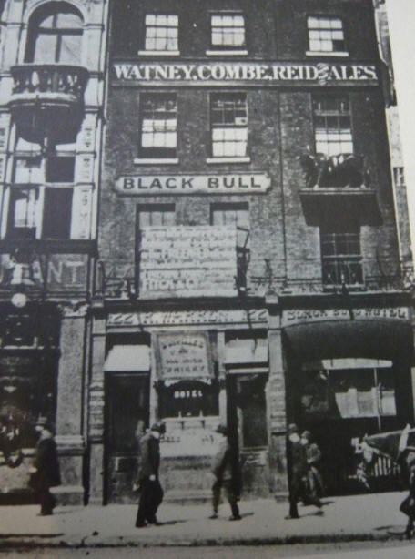 Black Bull, 122 Holborn - in around 1901, shortly after closure – the name R Warren can be seen on the ground floor fascia.