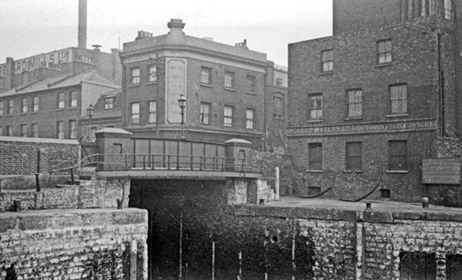 Bricklayers Arms, 65 Narrow Street, E14 - in 1969 at the corner of Lockside.