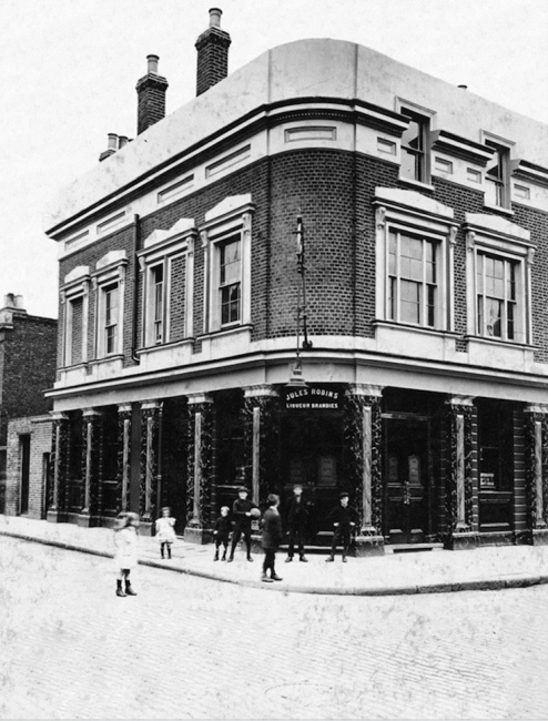 The Albert Arms, Bancroft Road at the corner of Moody Street - In 1910