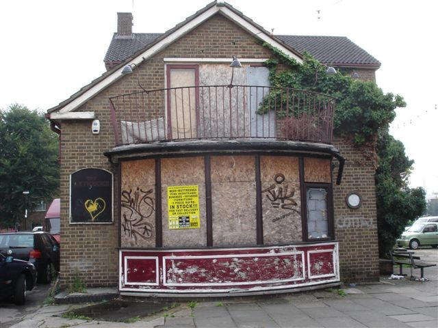 Artichoke, 143 Jubilee Street, E1  / 91 Stepney Way - in September 2006