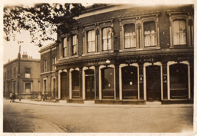 Lion Arms, Holford Street, Mile End - circa 1934 - Landlord is Alfred J Giles