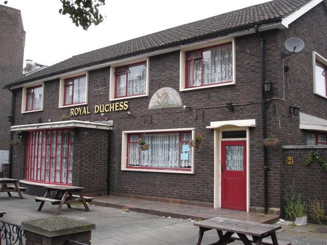 Royal Duchess, 551-553 Commercial Road, E1 - in September 2006