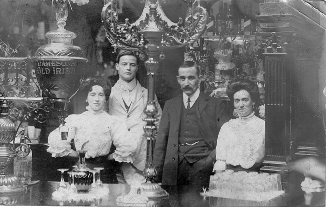 The Sir William Walworth, George Henry & Ellen Maria Holland behind the bar with staff members - circa 1910