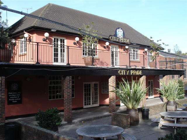 City Arms, 1 West Ferry Road - in October 2006