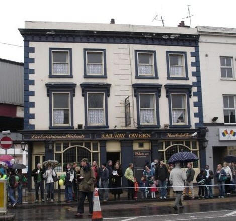 Railway Tavern, 576 Commercial Road - in May 2006