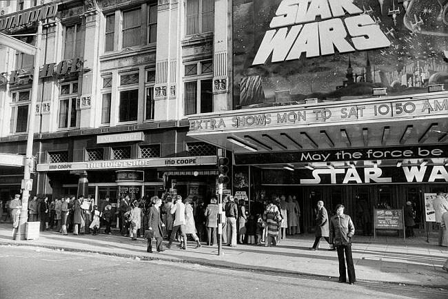 The Horse Shoe, 267 Tottenham Court Road - in 1977