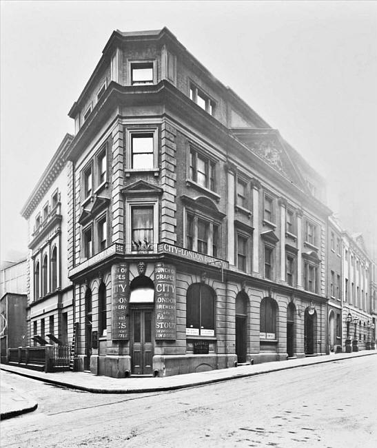 Bunch of Grapes, 13 Dowgate Hill EC4 - in 1920