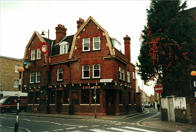 Red Lion, 132 Church Street - in 1988