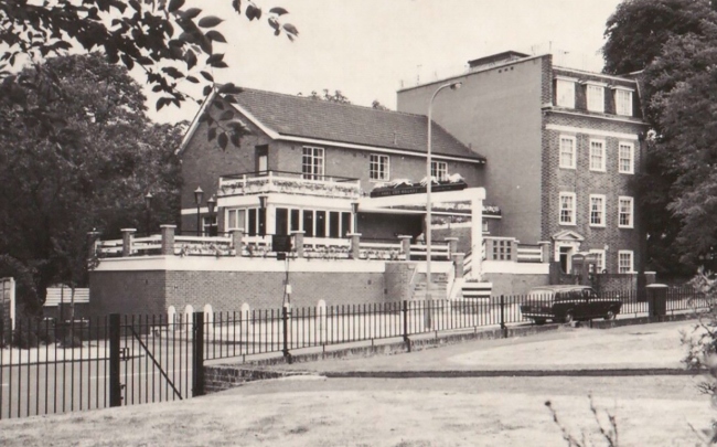 The Hare & Hounds, North End as a new pub in 1968, this has now been replaced with a block of flats.