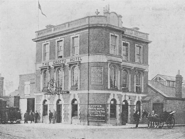 Popes Grotto Hotel, Cross Deep, Twickenham - circa 1910 with landlord Joseph Frank Ewington