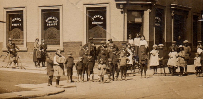 Photograph outside the Queens Arms, St Anns Well Road, Nottingham in 1917