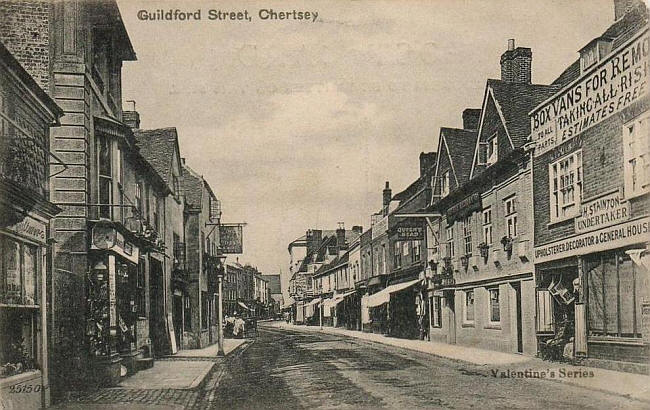 Guildford Street, with the Queens Head on the right opposite the Kings Head Hotel