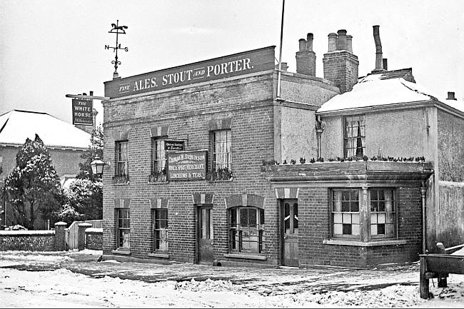 White Horse, Dorking  road, Epsom - in 1907 with landlord Thomas William Dickinson