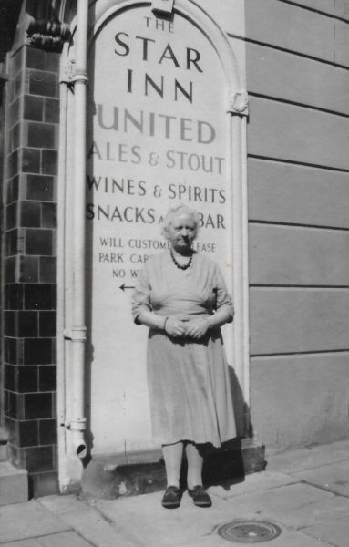 Rose Edna Campbell, nee Poppleton, outside the Star Inn, Manchester street; Brighton