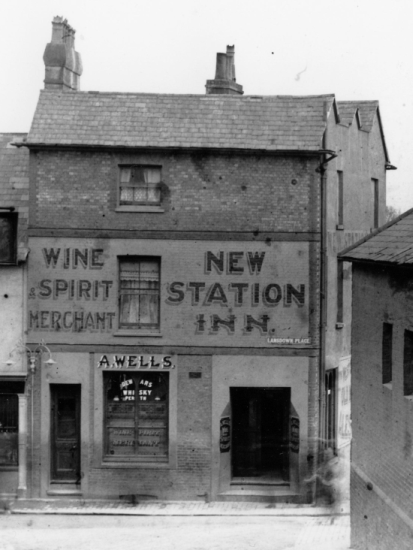New Station Inn, Lewes - circa 1920 (A Wells - landlord) - close up view