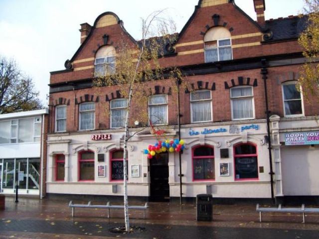 Formerly The Queens Head, and also the Pen & Wig and Reflex in Church Road, Nuneaton, this establishment is now a nightclub called Pop World.